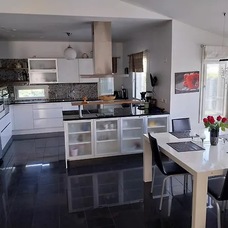 Tilaa Kuudelle Apartment